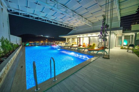 Villa Alis Deniz Manzaralı Aktiviteli Merkezi Kiralık Villası