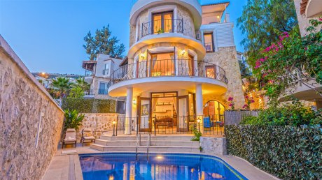 Deniz Manzaralı Merkeze Yakın Tatil Villası  