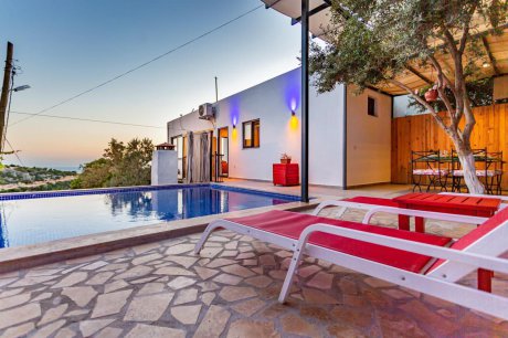 Villa Odakhan Deniz Manzaralı Merkezi Jakuzili Kiralık Balayı Villası