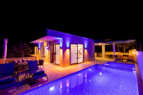 Villa Arslan Jakuzili Çocuk Havuzlu Kiralık Villa