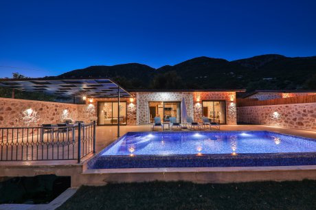 Villa Çınar Havuzu Korunaklı Jakuzili Kiralık Balayı Villası