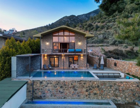 Doğa İçerisinde Havuz Alanı Korunaklı Tatil Villası